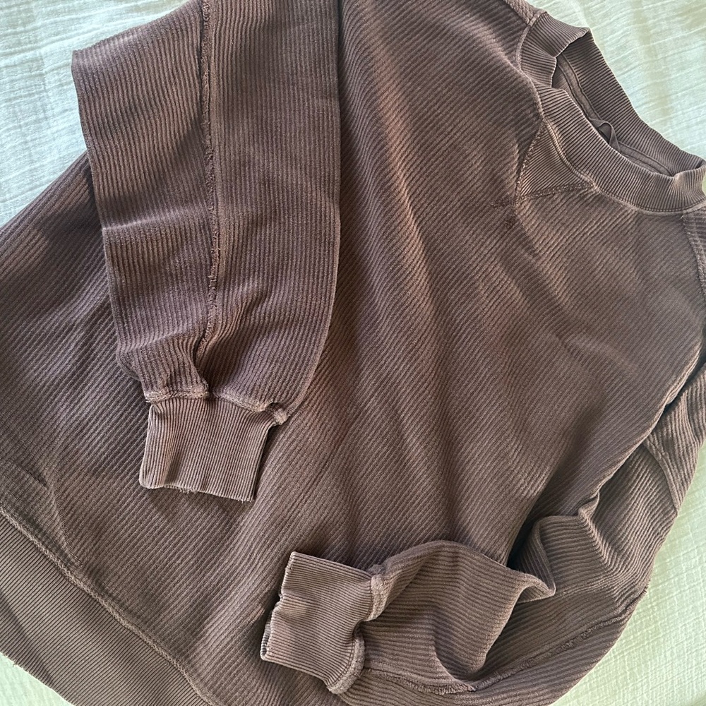 Women’s brown ribbed crewneck